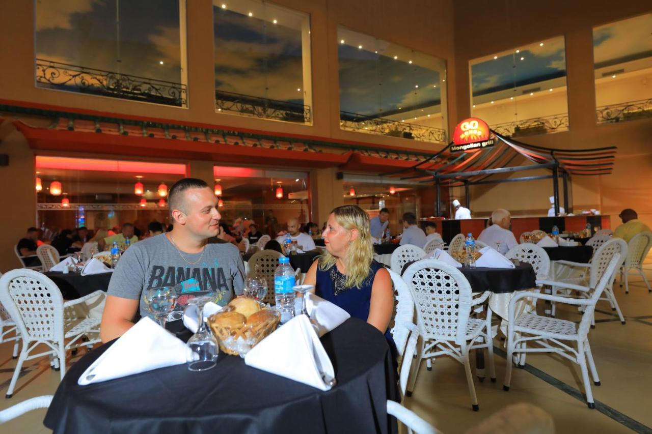 Titanic Palace Families And Couples Only Hurghada Bagian luar foto The interior of the restaurant