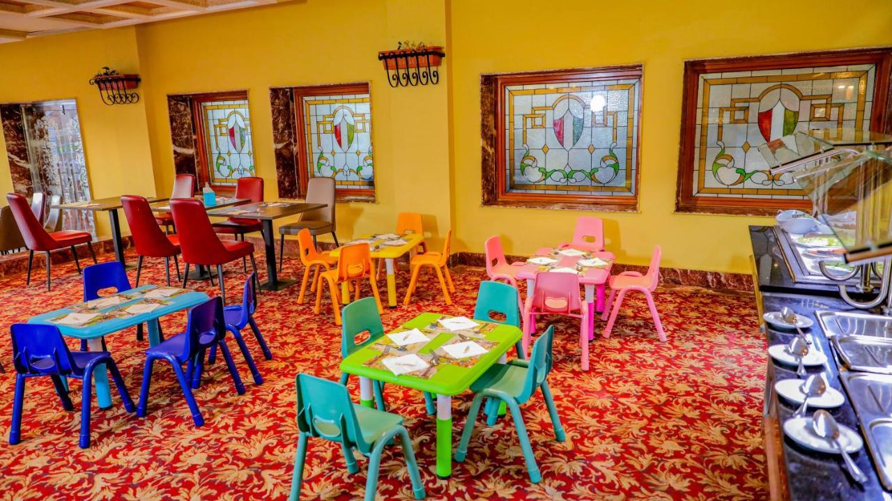 Titanic Palace Families And Couples Only Hurghada Bagian luar foto The restaurant's interior