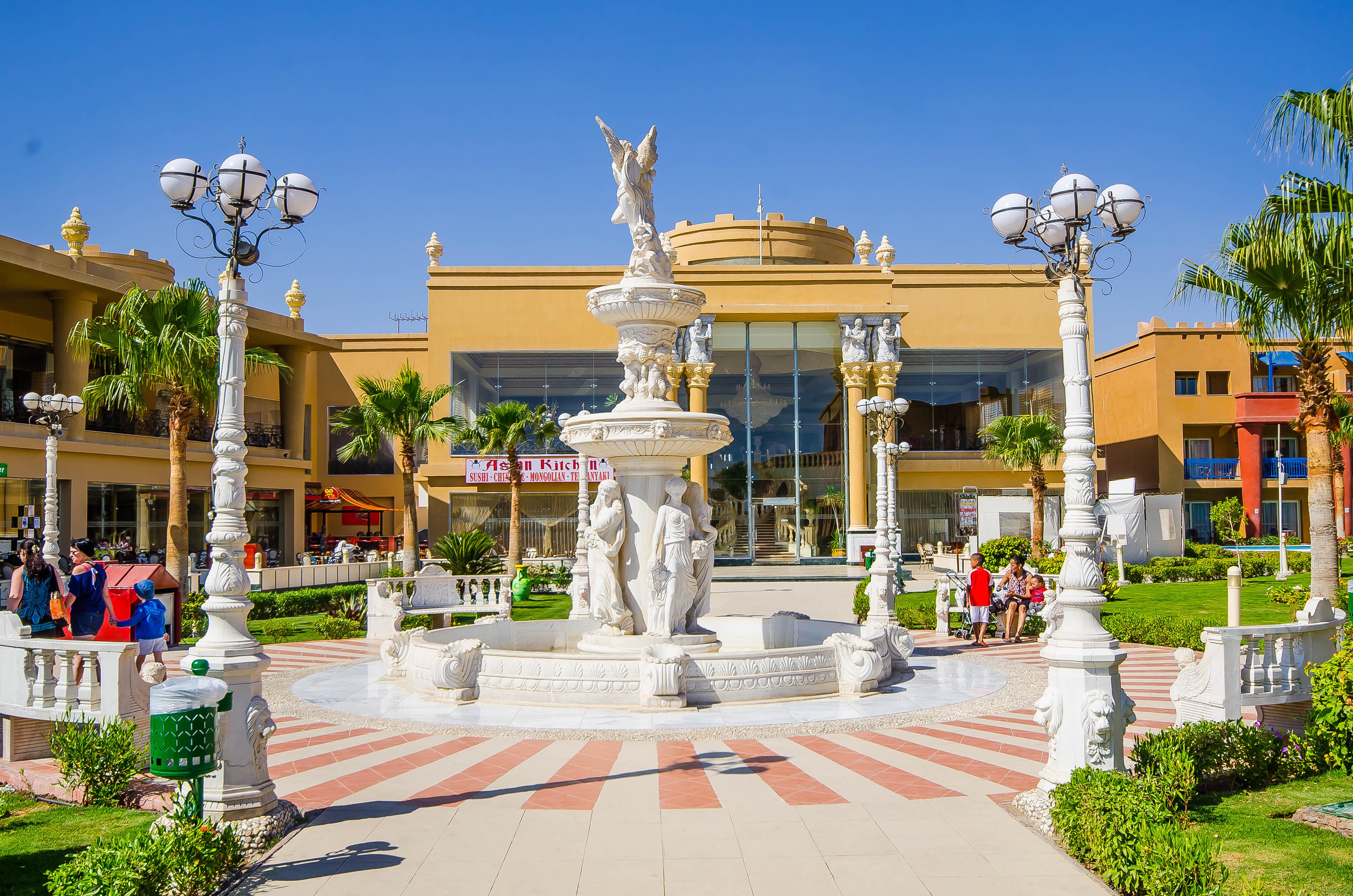 Titanic Palace Families And Couples Only Hurghada Bagian luar foto Fountain at the entrance of the resort